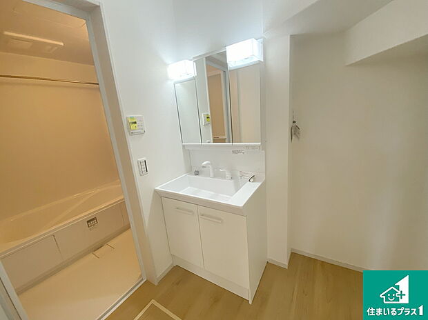 【独立洗面台】清潔感のある洗面台です。フラットな鏡は掃除がしやすく毎日清潔！鏡裏には収納があるのでスッキリとした洗面台が保てます。