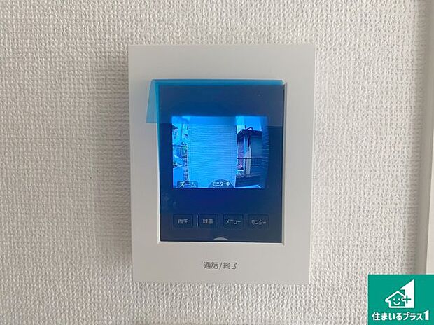 【カラーモニターインターホン】声だけでなく来訪者の姿や顔がモニターで確認できるので、小さなお子様がいらっしゃるご家庭でも安心できます！