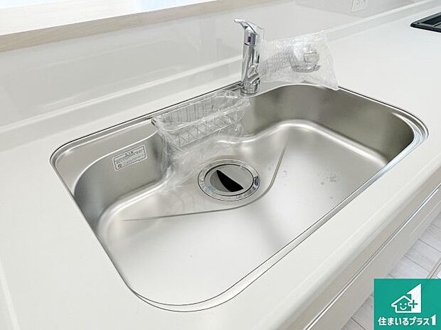 【キッチンシンク】蛇口の先端に浄水器を内蔵しています！原水と浄水、お湯と冷水、シャワーの切替えがワンタッチなので用途によって使い分けられます。