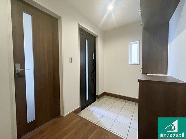 【玄関】シューズボックスにはたくさんの靴が収納できるので玄関周りはいつもスッキリ！ご家族が増えても安心！