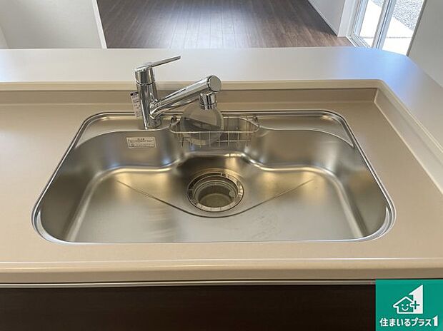 【キッチンシンク】蛇口の先端に浄水器を内蔵しています！原水と浄水、お湯と冷水、シャワーの切替えがワンタッチなので用途によって使い分けられます。