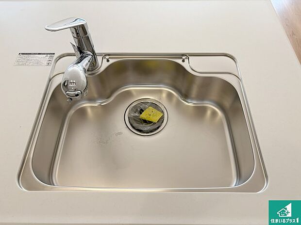 【キッチンシンク】蛇口の先端に浄水器を内蔵しています!原水と浄水、お湯と冷水、シャワーの切替えがワンタッチなので用途によって使い分けられます。