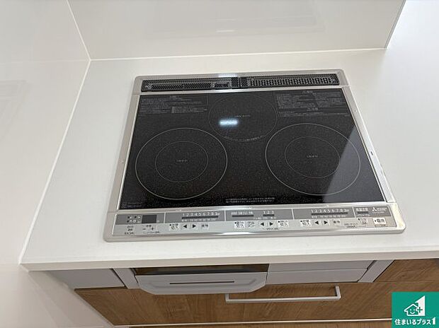 【コンロ】火を使わないので、安心なIHコンロ!でこぼこが無い構造なので、掃除もしやすく清潔に保てます!
