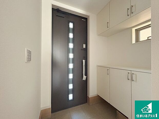 【玄関】シューズボックスにはたくさんの靴が収納できるので玄関周りはいつもスッキリ!ご家族が増えても安心!