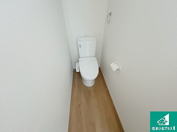 【トイレ】1・2階の2ヶ所にあるので、朝の忙しい時間の順番待ちもなく、深夜の利用にも大変便利です。