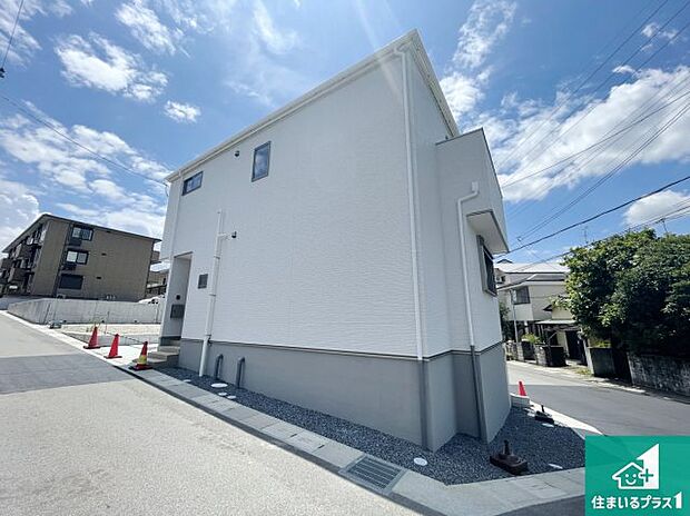 【外観】前面道路は車の通りも少なくて安心です。