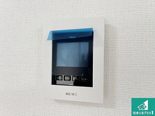 【カラーモニターインターホン】声だけでなく来訪者の姿や顔がモニターで確認できるので、小さなお子様がいらっしゃるご家庭でも安心できます！