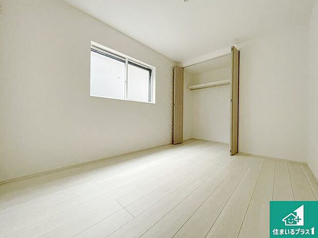 【洋室】シンプルな洋室は、自分好みのインテリアが楽しめます♪ご家族とインテリアや家具を選びに行くのは新築購入時の醍醐味の一つです。ぜひお楽しみください♪