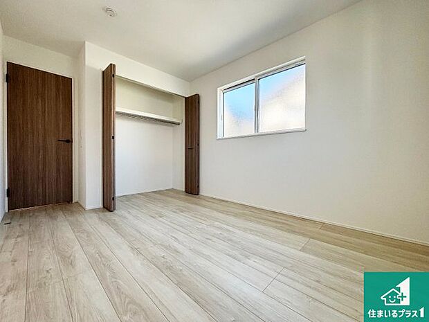 【洋室】シンプルな洋室は、自分好みのインテリアが楽しめます♪ご家族とインテリアや家具を選びに行くのは新築購入時の醍醐味の一つです。ぜひお楽しみください♪