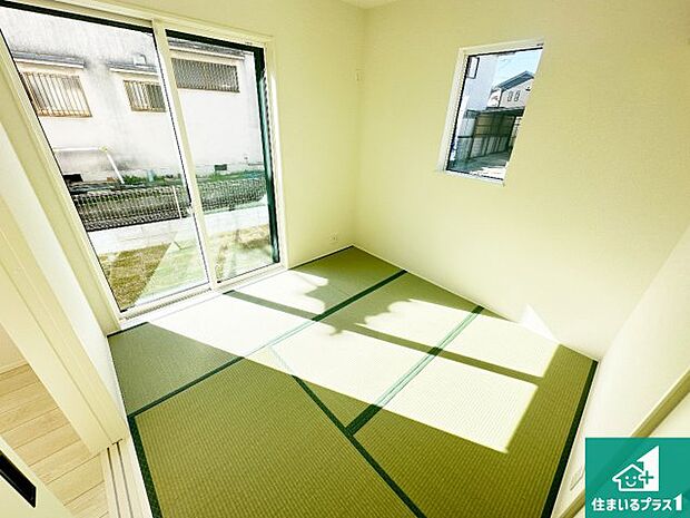 【和室】一室あると便利な和室は客間としてだけでなく、小さなお子様のプレイルームや食後のくつろぎスペースとしてもご利用いただけます。収納もついていますので大活躍間違いなし！