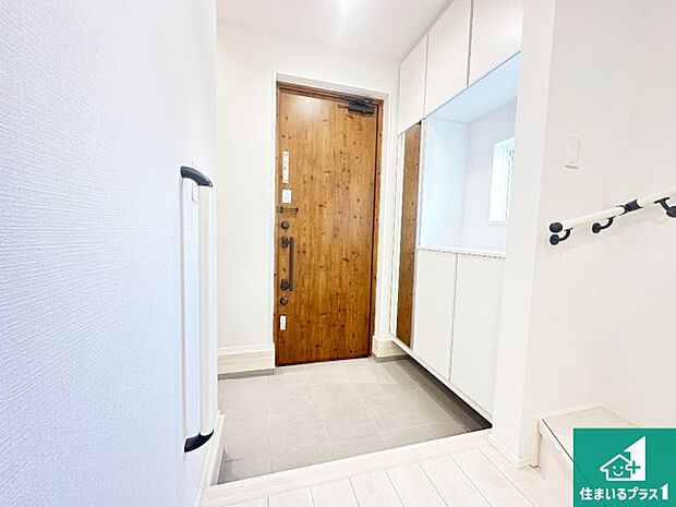 【玄関】シューズボックスにはたくさんの靴が収納できるので玄関周りはいつもスッキリ！ご家族が増えても安心！