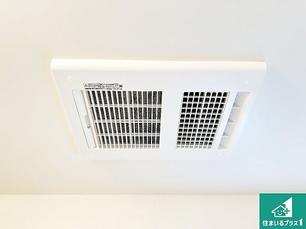 【浴室暖房乾燥機】四季を通して快適なバスライフをお手伝いする浴室暖房乾燥機！浴室の乾燥・暖房・涼風・換気はもちろん、２４時間換気にも対応！ 