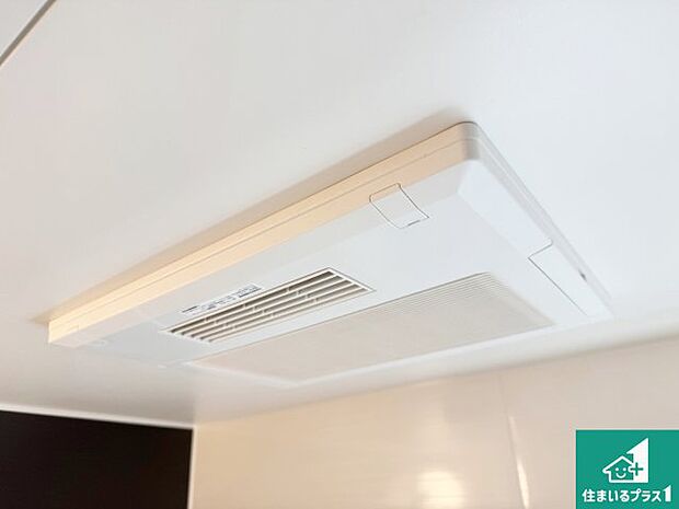 【浴室暖房乾燥機】四季を通して快適なバスライフをお手伝いする浴室暖房乾燥機！浴室の乾燥・暖房・涼風・換気はもちろん、２４時間換気にも対応！ 