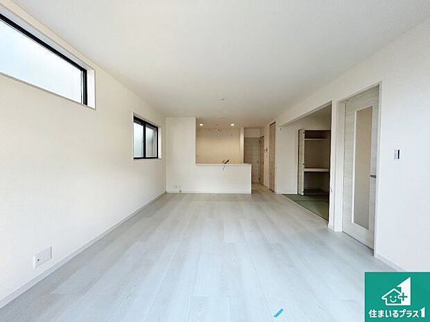 【外観】日当たり良好の明るいリビングで朝の目覚めもスッキリできそう!対面キッチンでご家族のコミュニケーションも自然と増える設計!小さなお子様が遊ぶスペースを作っても広々とくつろげるLDK!