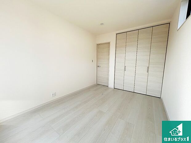 【洋室】シンプルな洋室は、自分好みのインテリアが楽しめます♪ご家族とインテリアや家具を選びに行くのは新築購入時の醍醐味の一つです。ぜひお楽しみください♪