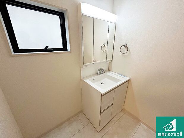 【独立洗面台】清潔感のある洗面台です。フラットな鏡は掃除がしやすく毎日清潔!鏡裏には収納があるのでスッキリとした洗面台が保てます。