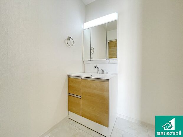 【独立洗面台】清潔感のある洗面台です。フラットな鏡は掃除がしやすく毎日清潔！鏡裏には収納があるのでスッキリとした洗面台が保てます。