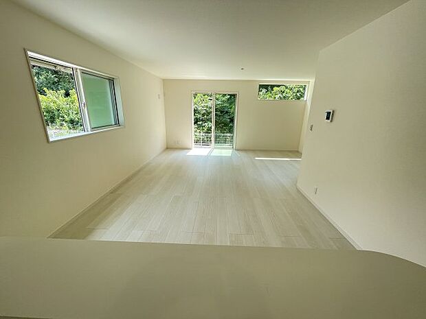 【居間・リビング】日当たり良好の明るいリビングで朝の目覚めもスッキリできそう！対面キッチンでご家族のコミュニケーションも自然と増える設計！小さなお子様が遊ぶスペースを作っても広々とくつろげるLDK！