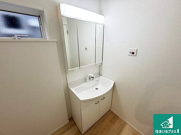 【独立洗面台】清潔感のある洗面台です。フラットな鏡は掃除がしやすく毎日清潔!鏡裏には収納があるのでスッキリとした洗面台が保てます。