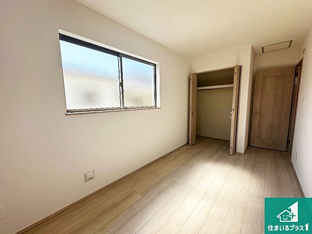 【洋室】収納スペースが充実しているので子供の成長に合わせてたくさん収納ができます!家族構成に合わせた様々な活用ができる収納!