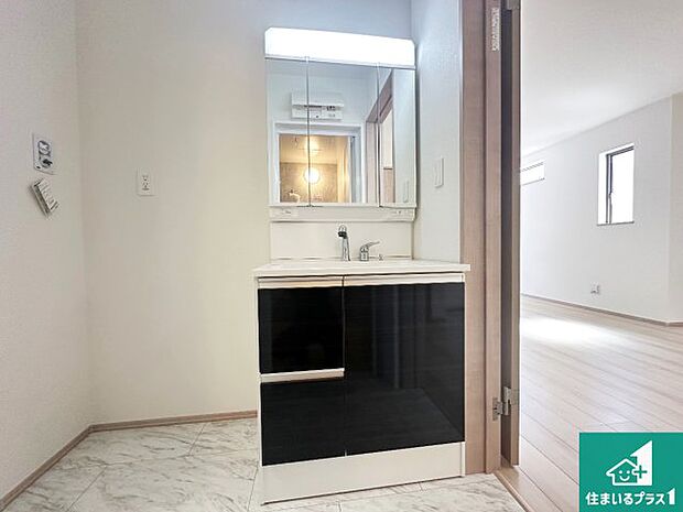 【独立洗面台】清潔感のある洗面台です。フラットな鏡は掃除がしやすく毎日清潔!鏡裏には収納があるのでスッキリとした洗面台が保てます。
