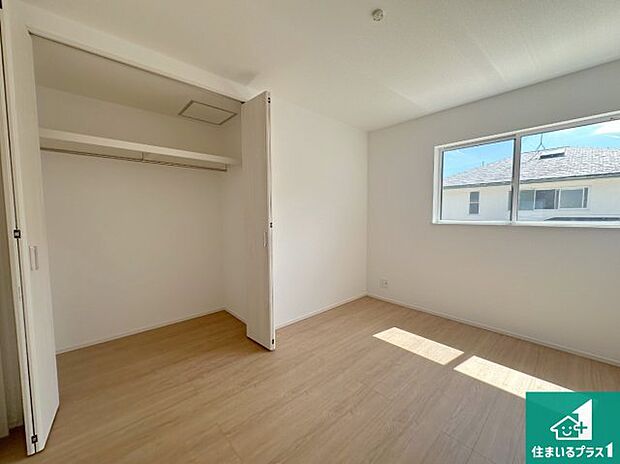 【洋室】シンプルな洋室は、自分好みのインテリアが楽しめます♪ご家族とインテリアや家具を選びに行くのは新築購入時の醍醐味の一つです。ぜひお楽しみください♪