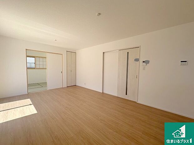 【居間・リビング】日当たり良好の明るいリビングで朝の目覚めもスッキリできそう!対面キッチンでご家族のコミュニケーションも自然と増える設計!小さなお子様が遊ぶスペースを作っても広々とくつろげるLDK!