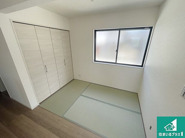 【和室】一室あると便利な和室は客間としてだけでなく、小さなお子様のプレイルームや食後のくつろぎスペースとしてもご利用いただけます。収納もついていますので大活躍間違いなし！