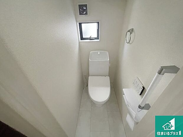 【トイレ】1・2階の2ヶ所にあるので、朝の忙しい時間の順番待ちもなく、深夜の利用にも大変便利です。