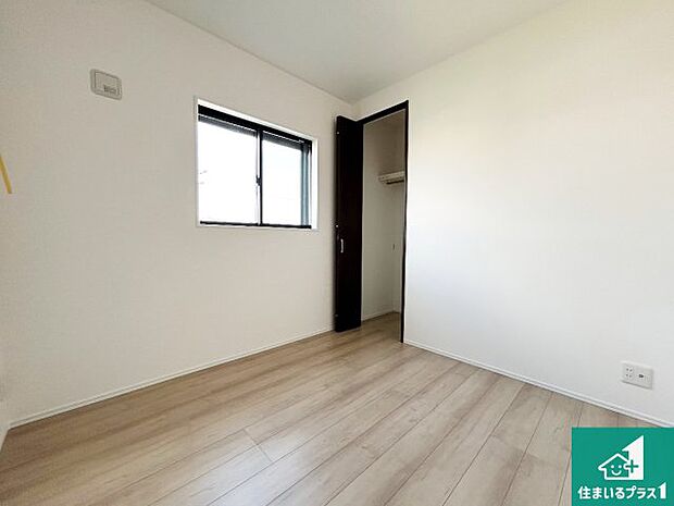 【洋室】寝室は心地よい眠りについてもらいたくて、シンプルでかつ開放的な空間に！大きな窓から差し込む朝日が、すっきりとした目覚めをサポートします。