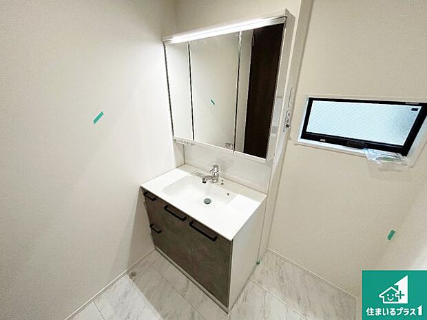 【独立洗面台】清潔感のある洗面台です。フラットな鏡は掃除がしやすく毎日清潔！鏡裏には収納があるのでスッキリとした洗面台が保てます。