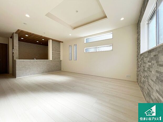 【居間・リビング】日当たり良好の明るいリビングで朝の目覚めもスッキリできそう！対面キッチンでご家族のコミュニケーションも自然と増える設計！小さなお子様が遊ぶスペースを作っても広々とくつろげるLDK！