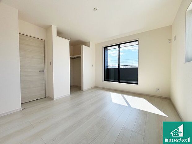 【洋室】シンプルな洋室は、自分好みのインテリアが楽しめます♪ご家族とインテリアや家具を選びに行くのは新築購入時の醍醐味の一つです。ぜひお楽しみください♪