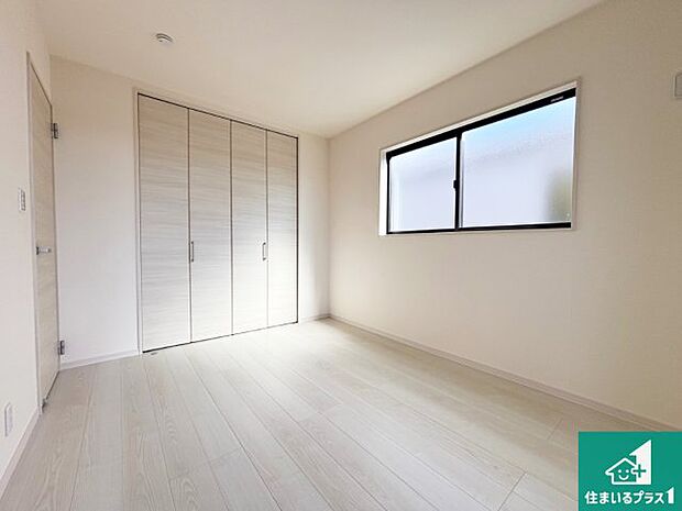 【洋室】シンプルな洋室は、自分好みのインテリアが楽しめます♪ご家族とインテリアや家具を選びに行くのは新築購入時の醍醐味の一つです。ぜひお楽しみください♪