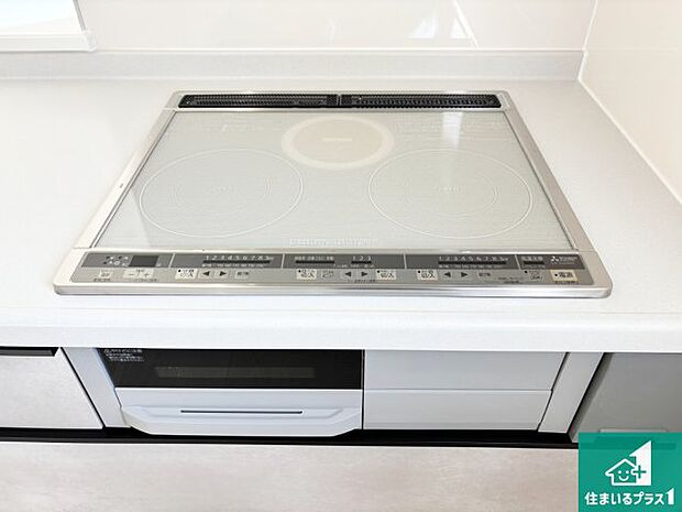 【コンロ】火を使わないので、安心なIHコンロ!でこぼこが無い構造なので、掃除もしやすく清潔に保てます!