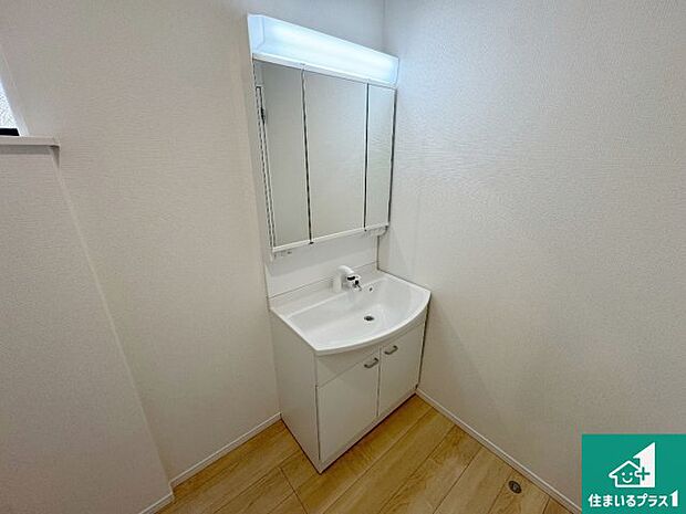 【独立洗面台】清潔感のある洗面台です。フラットな鏡は掃除がしやすく毎日清潔!鏡裏には収納があるのでスッキリとした洗面台が保てます。