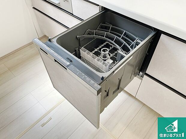 【食器洗浄乾燥機】食事後の一仕事、食器洗いをボタン一つでお任せできちゃいます！場所を取らないビルトイン式なので、お料理スペースもしっかり確保！