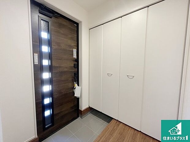 【玄関】シューズボックスにはたくさんの靴が収納できるので玄関周りはいつもスッキリ！ご家族が増えても安心！