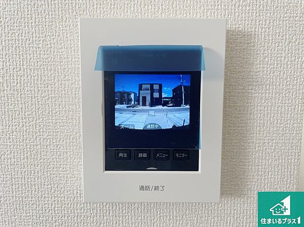 【カラーモニターインターホン】声だけでなく来訪者の姿や顔がモニターで確認できるので、小さなお子様がいらっしゃるご家庭でも安心できます！