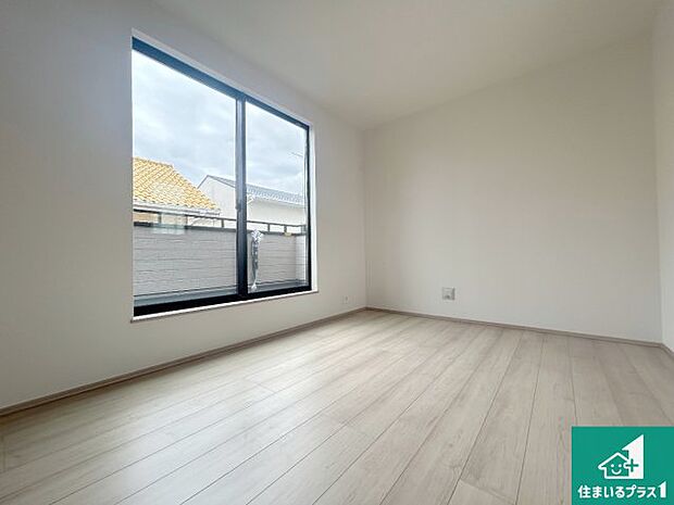 【洋室】寝室は心地よい眠りについてもらいたくて、シンプルかつ開放的な空間な設計にしています!大きな窓から差し込む日が心地いいです♪