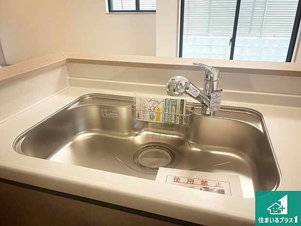 【キッチンシンク】蛇口の先端に浄水器を内蔵しています!原水と浄水、お湯と冷水、シャワーの切替えがワンタッチなので用途によって使い分けられます。