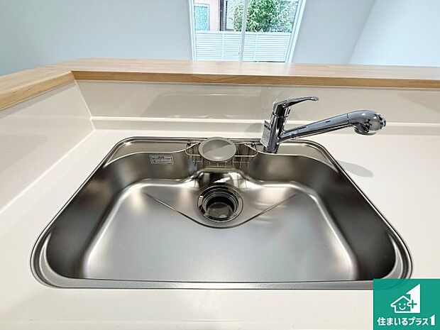【キッチンシンク】蛇口の先端に浄水器を内蔵しています！原水と浄水、お湯と冷水、シャワーの切替えがワンタッチなので用途によって使い分けられます。