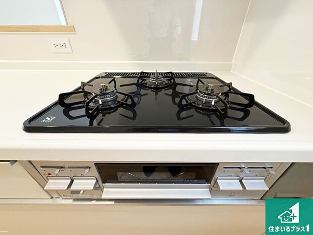 【コンロ】ダブル高火力Ｓｉセンサー付きコンロ！３口あるので、まとめて料理をする時も大活躍！