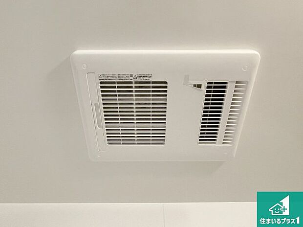 【浴室暖房乾燥機】四季を通して快適なバスライフをお手伝いする浴室暖房乾燥機！浴室の乾燥・暖房・涼風・換気はもちろん、２４時間換気にも対応！ 