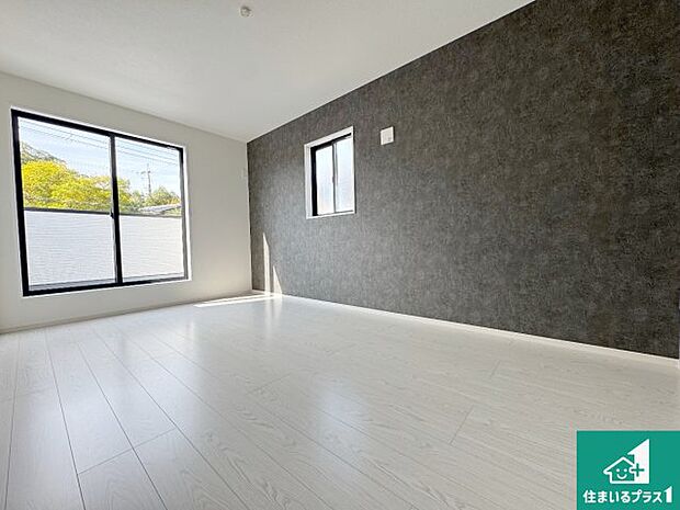 【洋室】寝室は心地よい眠りについてもらいたくて、シンプルかつ開放的な空間な設計にしています！大きな窓から差し込む日が心地いいです♪