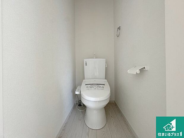 【トイレ】1・2階の2ヶ所にあるので、朝の忙しい時間の順番待ちもなく、深夜の利用にも大変便利です。