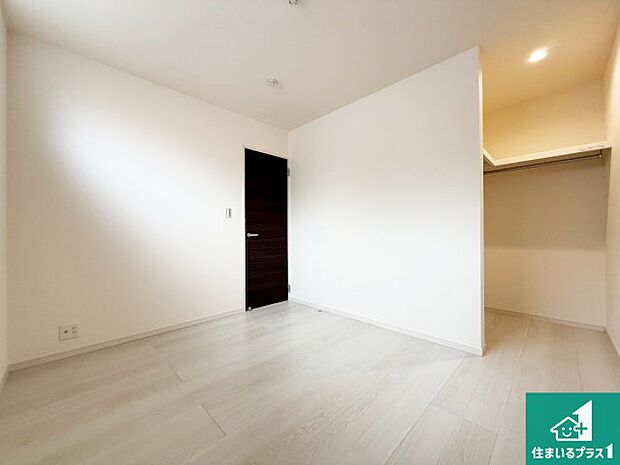 【洋室】寝室は心地よい眠りについてもらいたくて、シンプルかつ開放的な空間な設計にしています!大きな窓から差し込む日が心地いいです♪