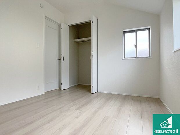 【洋室】寝室は心地よい眠りについてもらいたくて、シンプルかつ開放的な空間な設計にしています！大きな窓から差し込む日が心地いいです♪