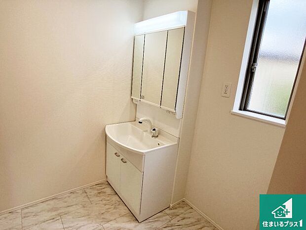 【独立洗面台】清潔感のある洗面台です。フラットな鏡は掃除がしやすく毎日清潔！鏡裏には収納があるのでスッキリとした洗面台が保てます。