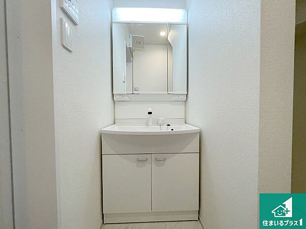 【独立洗面台】清潔感のある洗面台です。フラットな鏡は掃除がしやすく毎日清潔！鏡裏には収納があるのでスッキリとした洗面台が保てます。